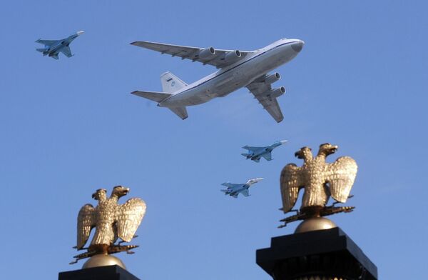 Воздушный командный пункт Ил-80 (Ил-86 ВКП) и истребители МиГ-29 во время парада Победы на Красной площади Воздушный командный пункт Ил-80 (Ил-86 ВКП) и истребители МиГ-29 во время парада Победы на Красной площади