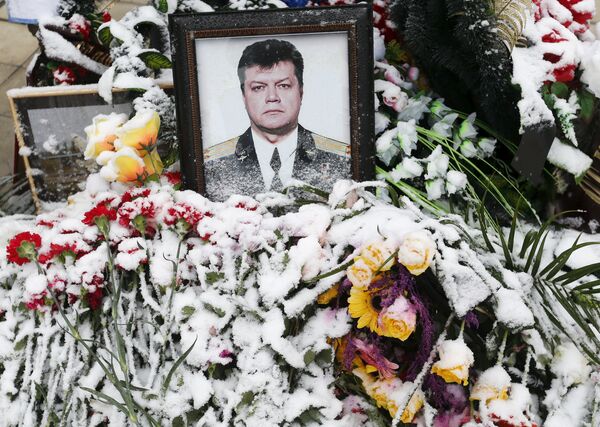 Цветы возле портрета погибшего подполковника Олега Пешкова во время прощания с ним в Липецке Цветы возле портрета погибшего подполковника Олега Пешкова во время прощания с ним в Липецке