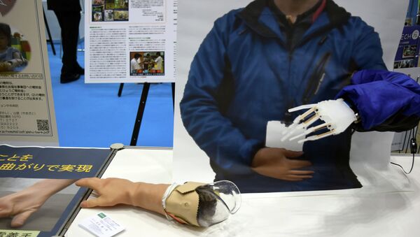 Модель протеза на на выставке International Robot Exhibition в Токио Модель протеза на на выставке International Robot Exhibition в Токио