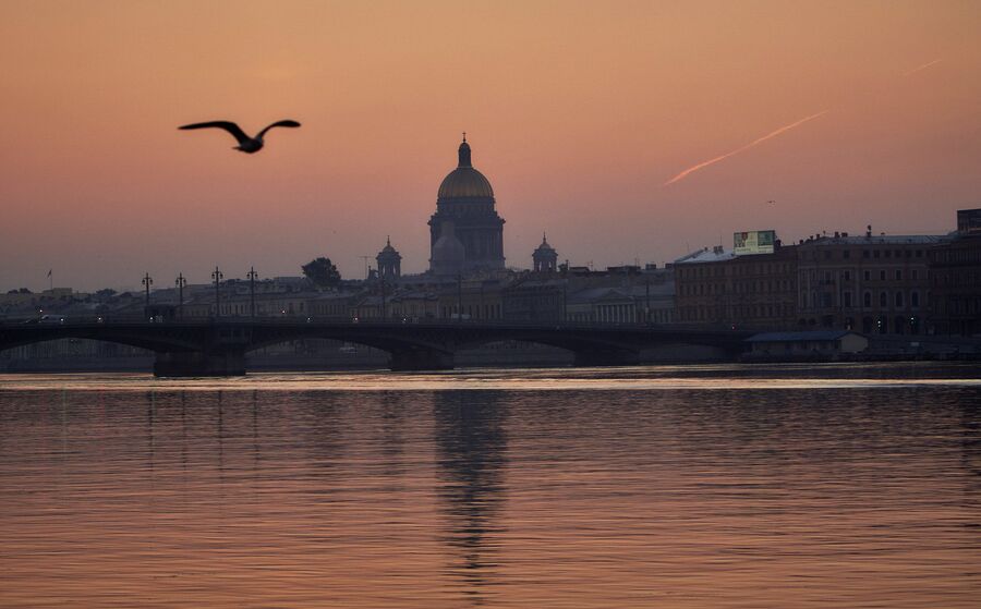 Вид на Благовещенский мост и Исаакиевский собор в Санкт-Петербурге Вид на Благовещенский мост и Исаакиевский собор в Санкт-Петербурге