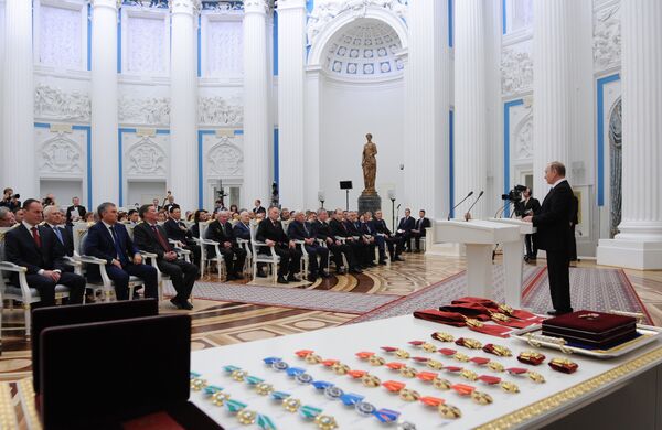Президент России Владимир Путин выступает во время церемонии вручения государственных наград в Екатерининском зале Кремля Президент России Владимир Путин выступает во время церемонии вручения государственных наград в Екатерининском зале Кремля