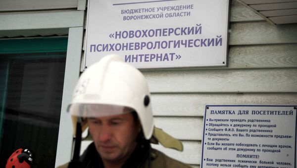 Сотрудники пожарной охраны на месте пожара в психоневрологическом диспансере в селе Алферовка Новохоперского района Воронежской области Сотрудники пожарной охраны на месте пожара в психоневрологическом диспансере в селе Алферовка Новохоперского района Воронежской области