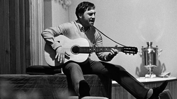 Владимир Высоцкий во время закрытия театрального сезона 1968 года в Театре драмы и комедии на Таганке. Москва, 1968 год Владимир Высоцкий во время закрытия театрального сезона 1968 года в Театре драмы и комедии на Таганке. Москва, 1968 год