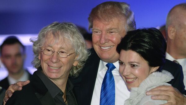Американский миллиардер и телеведущий Дональд Трамп (в центре) Американский миллиардер и телеведущий Дональд Трамп (в центре)