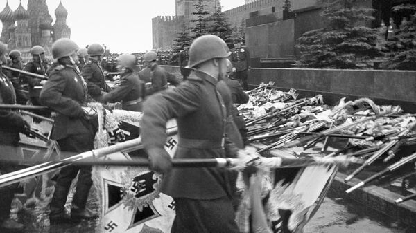 Знамена поверженных фашистских армий падают к стенам Кремля. Москва. 1945 год Знамена поверженных фашистских армий падают к стенам Кремля. Москва. 1945 год