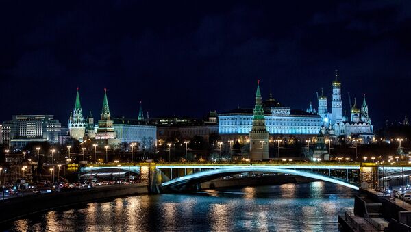 Вид на Московский Кремль с Патриаршего моста. Архивное фото Вид на Московский Кремль с Патриаршего моста. Архивное фото