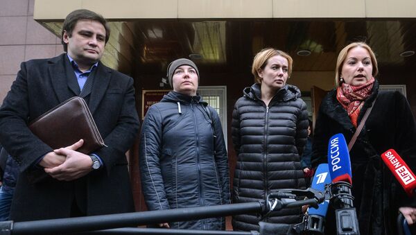 Адвокат Александр Голованов, потенциальный усыновитель мальчика Матвея Наталья Туплякова, режиссер Ольга Синяева и актриса Ольга Будина у Центрального районного суда Тулы Адвокат Александр Голованов, потенциальный усыновитель мальчика Матвея Наталья Туплякова, режиссер Ольга Синяева и актриса Ольга Будина у Центрального районного суда Тулы