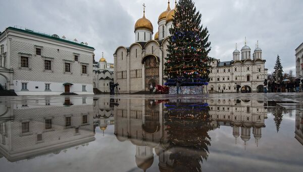 Украшение Новогодней елки на Соборной площади Кремля Украшение Новогодней елки на Соборной площади Кремля