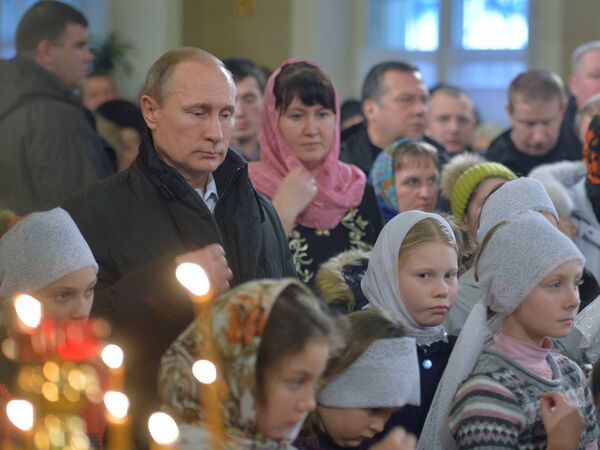 Президент РФ В. Путин посетил Рождественское богослужение Президент РФ В. Путин посетил Рождественское богослужение
