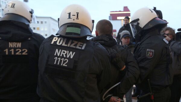 Полиция Кельна применила водяные пушки для разгона активистов Pegida Полиция Кельна применила водяные пушки для разгона активистов Pegida