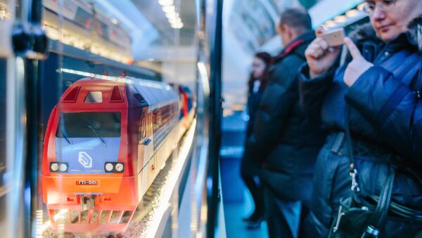 Посетительница фотографирует макет газотурбовоза ГТ1-001 в передвижном выставочно-лекционном комплексе РЖД в Иваново Посетительница фотографирует макет газотурбовоза ГТ1-001 в передвижном выставочно-лекционном комплексе РЖД в Иваново