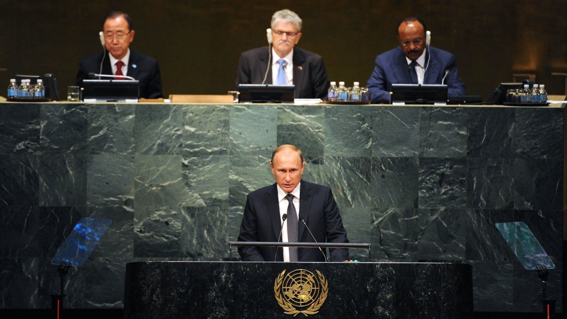 Президент России Владимир Путин во время выступления на пленарном заседании 70-й сессии Генеральной Ассамблеи ООН в Нью-Йорке Президент России Владимир Путин во время выступления на пленарном заседании 70-й сессии Генеральной Ассамблеи ООН в Нью-Йорке - РИА Новости, 1920, 22.09.2020