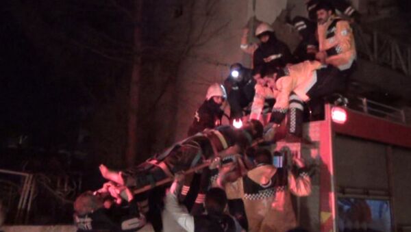 Спасатели выносили из участка раненных при взрыве у здания полиции в Турции Спасатели выносили из участка раненных при взрыве у здания полиции в Турции