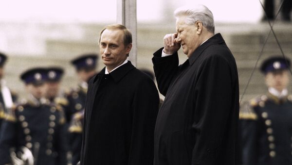 Президент РФ Владимир Путин и первый Президент РФ Борис Ельцин на Красном крыльце в день инаугурации Владимира Путина. 2000 год Президент РФ Владимир Путин и первый Президент РФ Борис Ельцин на Красном крыльце в день инаугурации Владимира Путина. 2000 год