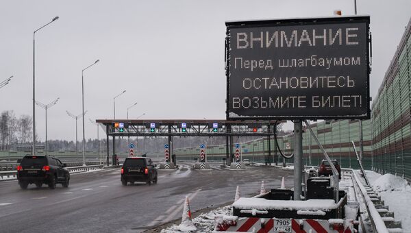 Автомобили на пункте оплаты проезда первого платного участка от МКАД до Солнечногорска автомобильной дороги М-11 Москва - Санкт-Петербург Автомобили на пункте оплаты проезда первого платного участка от МКАД до Солнечногорска автомобильной дороги М-11 Москва - Санкт-Петербург