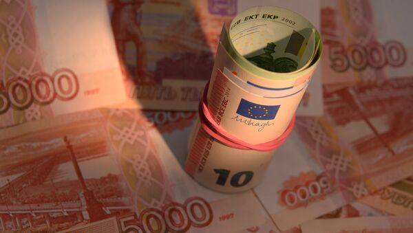Денежные купюры России и Евросоюза. Архивное фото Денежные купюры России и Евросоюза. Архивное фото