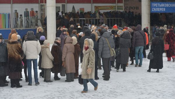 Очередь на выставку Валентин Серов. К 150-летию со дня рождения в Государственной Третьяковской галерее на Крымском Валу в Москве. Архивное фото Очередь на выставку Валентин Серов. К 150-летию со дня рождения в Государственной Третьяковской галерее на Крымском Валу в Москве. Архивное фото