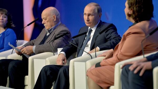 Президент России Владимир Путин принимает участие в пленарном заседании межрегионального форума Общероссийского народного фронта (ОНФ) Президент России Владимир Путин принимает участие в пленарном заседании межрегионального форума Общероссийского народного фронта (ОНФ)