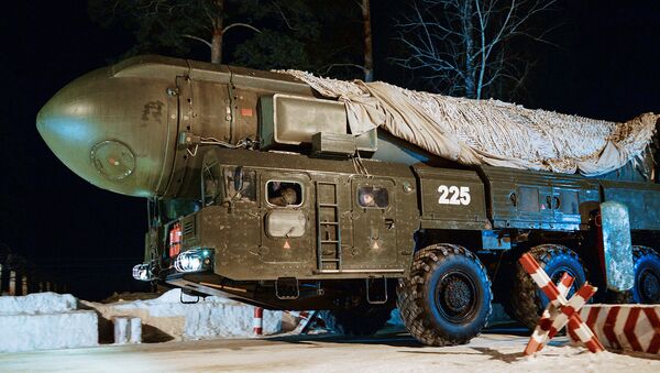 Мобильный ракетный комплекс Тополь Новосибирского ракетного соединения во время марша к месту учений Мобильный ракетный комплекс Тополь Новосибирского ракетного соединения во время марша к месту учений