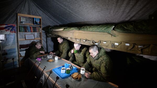 Военнослужащие в палатке отдыха личного состава Военнослужащие в палатке отдыха личного состава