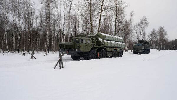 Пусковые установки зенитной ракетной систем С-400 Триумф и самоходный зенитный ракетно-пушечный комплекс Панцирь-С1 (слева направо) на марше в Московской области Пусковые установки зенитной ракетной систем С-400 Триумф и самоходный зенитный ракетно-пушечный комплекс Панцирь-С1 (слева направо) на марше в Московской области