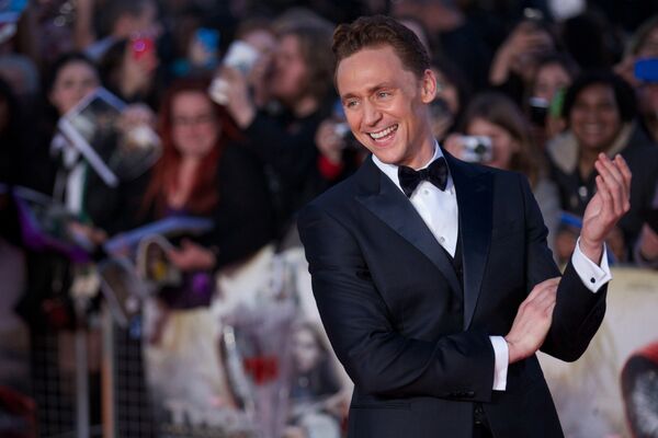Актер Том Хиддлстон на премьере фильма Тор 2: Царство тьмы в Лондоне, Великобритания Актер Том Хиддлстон на премьере фильма Тор 2: Царство тьмы в Лондоне, Великобритания