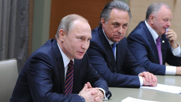 Президент России Владимир Путин, министр спорта РФ Виталий Мутко во время встречи со сборной командой России по хоккею с мячом в резиденции Ново-Огарево Президент России Владимир Путин, министр спорта РФ Виталий Мутко во время встречи со сборной командой России по хоккею с мячом в резиденции Ново-Огарево