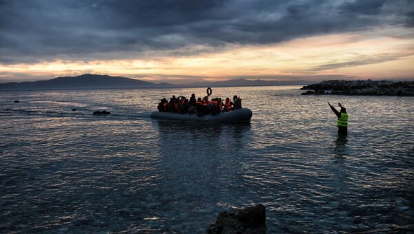Беженцы на надувной лодке. Архивное фото Беженцы на надувной лодке. Архивное фото