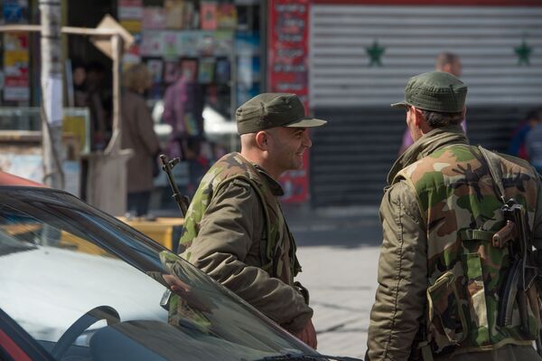 Военнослужащие сирийской армии на одной из улиц Дамаска в первый день перемирия Военнослужащие сирийской армии на одной из улиц Дамаска в первый день перемирия