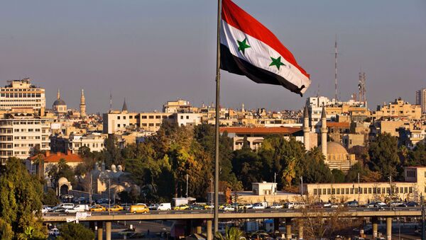 Флаг Сирии на улице Дамаска Флаг Сирии на улице Дамаска