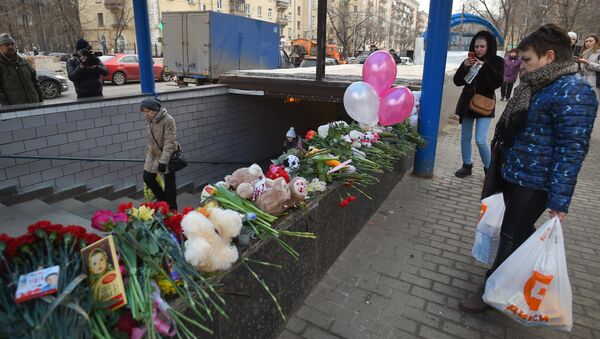 Цветы, свечи и игрушки у метро Октябрьское поле в память о убитой девочке Цветы, свечи и игрушки у метро Октябрьское поле в память о убитой девочке