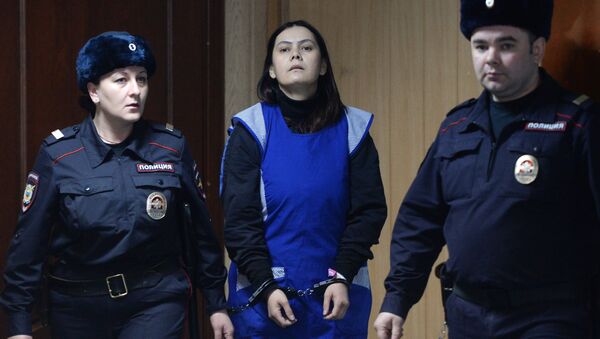 Гюльчехра Бобокулова (в центре), обвиняемая в убийстве 4-летней девочки Насте Максимовой, в зале Пресненского суда Москвы. Архивное фото Гюльчехра Бобокулова (в центре), обвиняемая в убийстве 4-летней девочки Насте Максимовой, в зале Пресненского суда Москвы. Архивное фото