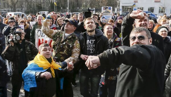 Протестующие бросают яйца в посольство России в Киеве, Украина. 6 марта 2016 года Протестующие бросают яйца в посольство России в Киеве, Украина. 6 марта 2016 года
