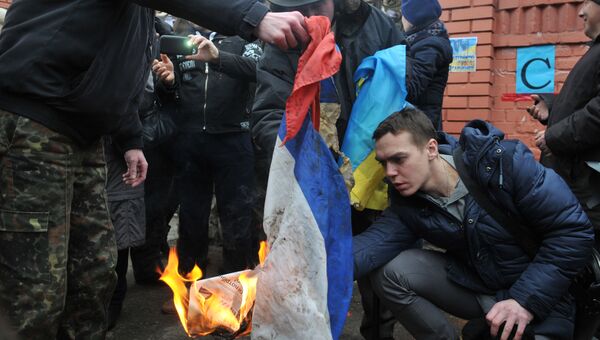Участники митинга с требованием освободить Н. Савченко сжигают российский флаг, сорванный со здания Генерального консульства РФ во Львове. Архивное фото Участники митинга с требованием освободить Н. Савченко сжигают российский флаг, сорванный со здания Генерального консульства РФ во Львове. Архивное фото
