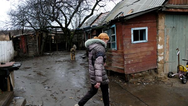 Девушка во дворе своего дома в поселке Зайцево под Горловкой. Архивное фото Девушка во дворе своего дома в поселке Зайцево под Горловкой. Архивное фото
