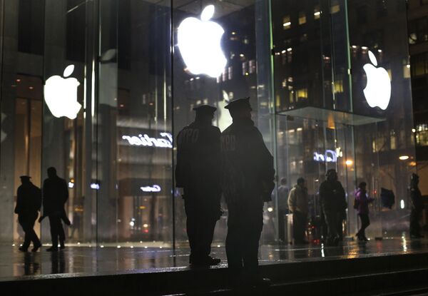 Полицейские возле магазина Apple store во время демонстрации против сотрудничества компании Apple и ФБР в Нью-Йорке, США Полицейские возле магазина Apple store во время демонстрации против сотрудничества компании Apple и ФБР в Нью-Йорке, США