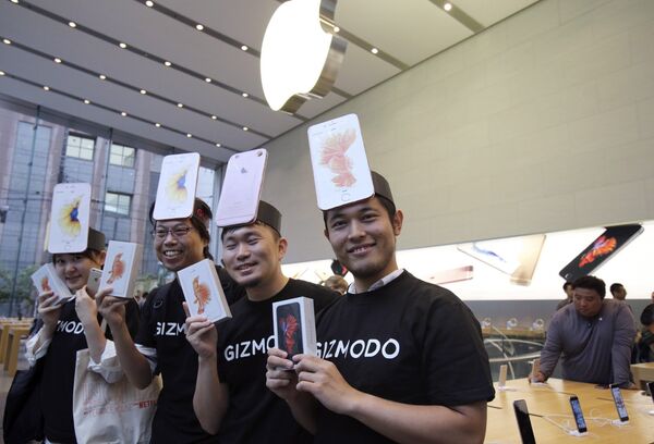 Покупатели в магазине Apple store в Токио демонстрируют только что приобретенные смартфоны iPhone 6s компании Apple Покупатели в магазине Apple store в Токио демонстрируют только что приобретенные смартфоны iPhone 6s компании Apple