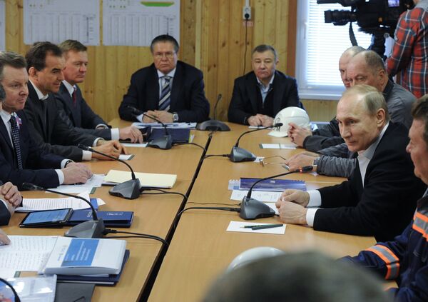 Президент России Владимир Путин проводит оперативное совещание по вопросам социально-экономического развития Крыма и Севастополя в штабе строительства транспортного перехода через Керченский пролив на острове Тузл Президент России Владимир Путин проводит оперативное совещание по вопросам социально-экономического развития Крыма и Севастополя в штабе строительства транспортного перехода через Керченский пролив на острове Тузл