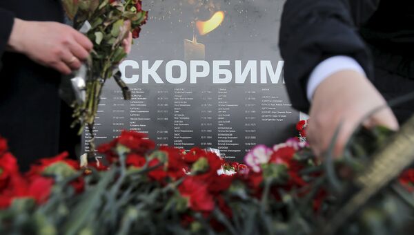 Цветы и свечи в память о жертвах авиакатастрофы самолета Boeing-737-800 в Ростове-на-Дону Цветы и свечи в память о жертвах авиакатастрофы самолета Boeing-737-800 в Ростове-на-Дону