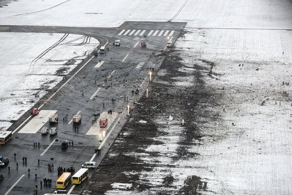 На месте крушения пассажирского самолета Boeing-737-800 в Ростове-на-Дону На месте крушения пассажирского самолета Boeing-737-800 в Ростове-на-Дону