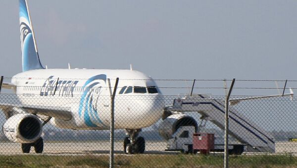 Самолет A320 компании EgyptAir в аэропорту Ларнаки, Кипр Самолет A320 компании EgyptAir в аэропорту Ларнаки, Кипр