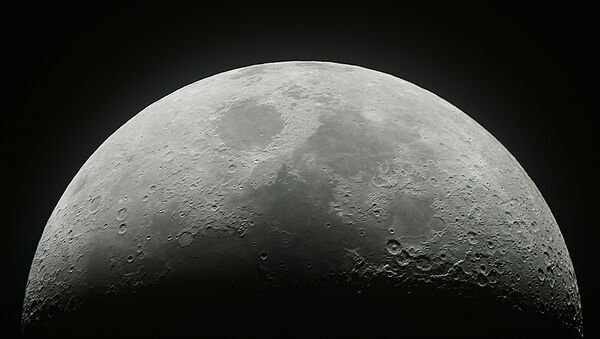 Растущая луна. Архивное фото Растущая луна. Архивное фото