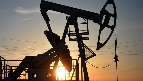 Нефтяные станки-качалки в Альметьевском районе Республики Татарстан. архивное фото Нефтяные станки-качалки в Альметьевском районе Республики Татарстан. архивное фото