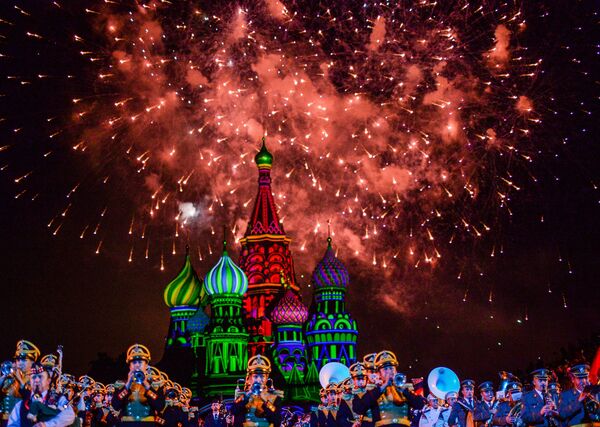 Праздничный салют на церемонии открытия Международного военно-музыкального фестиваля Спасская башня - 2014 на Красной площади в Москве Праздничный салют на церемонии открытия Международного военно-музыкального фестиваля Спасская башня - 2014 на Красной площади в Москве