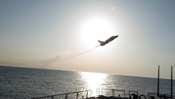 Су-24 пролетает рядом эсминцем USS Donald Cook. Архивное фото Су-24 пролетает рядом эсминцем USS Donald Cook. Архивное фото