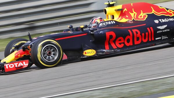Российский пилот команды Red Bull Даниил Квят на Гран-при Китая, 17 апреля 2016 Российский пилот команды Red Bull Даниил Квят на Гран-при Китая, 17 апреля 2016