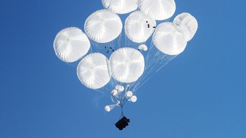 Выброска боевых машин десанта (БМД) во время совместных батальонных тактических учений десантников России, Белоруссии и Сербии Выброска боевых машин десанта (БМД) во время совместных батальонных тактических учений десантников России, Белоруссии и Сербии