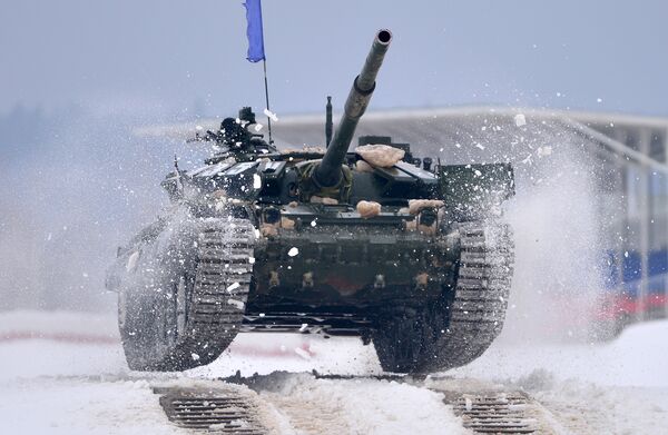 Танк Т-72 на дистанции соревнований отборочного этапа конкурса Танковый биатлон-2016 Танк Т-72 на дистанции соревнований отборочного этапа конкурса Танковый биатлон-2016
