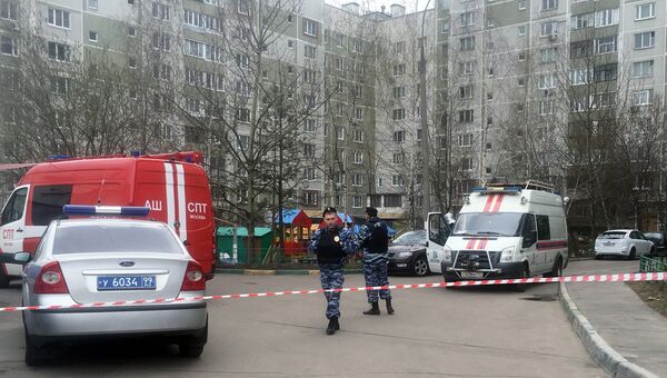 Сотрудники правоохранительных органов возле дома в Москве, где нашли склад боеприпасов Сотрудники правоохранительных органов возле дома в Москве, где нашли склад боеприпасов