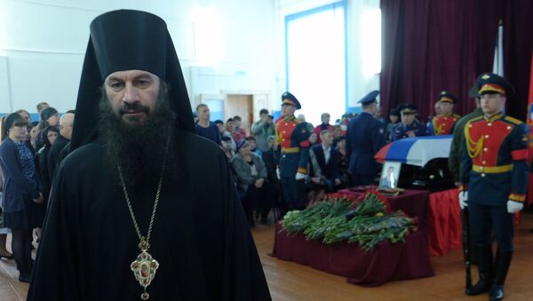 Священнослужитель и жители села Городки на церемонии прощания с офицером спецназа, героем России Александром Прохоренко Священнослужитель и жители села Городки на церемонии прощания с офицером спецназа, героем России Александром Прохоренко
